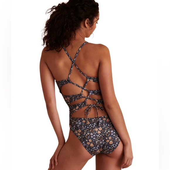 Quintsoul Juno Beach One-Piece Swimsuit Floral Print & Lace-Up Back, XS 🌴 - Picture 4 of 9